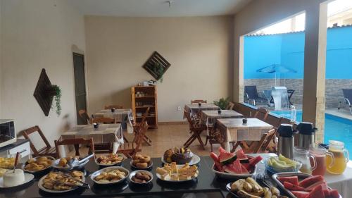 un buffet de comida en una mesa en un restaurante en Pousada Aliança, en Pirenópolis