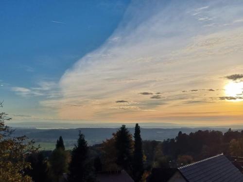 uma vista para o céu com o sol à distância em Haus Mali em Heiligenberg