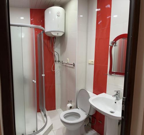 巴統的住宿－Orbi apartamenti batumi 15 b，带淋浴、卫生间和盥洗盆的浴室