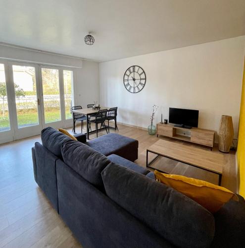 a living room with a couch and a table at L'Ocenoa2 in Mimizan