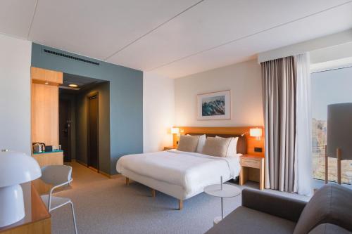 um quarto de hotel com uma cama e um sofá em Courtyard by Marriott Stockholm Kungsholmen em Estocolmo