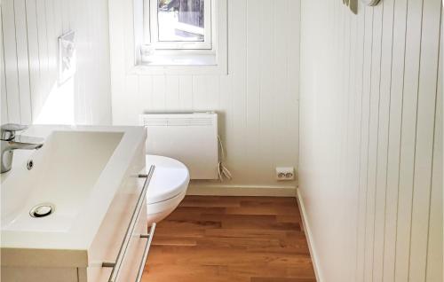 タウにあるStunning Home In Tau With 4 Bedrooms And Wifiの白いバスルーム(トイレ、窓付)