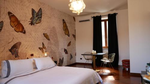 um quarto com uma cama com borboletas na parede em AN Deluxe Suites em Ancona