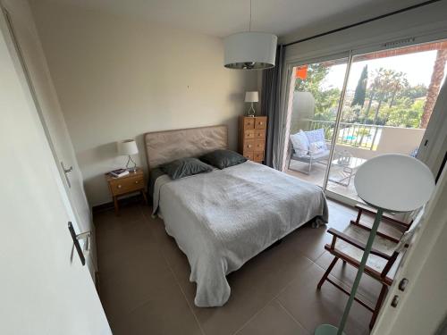 Кровать или кровати в номере Appartement climatisé avec terrasse, vue jardin et piscine