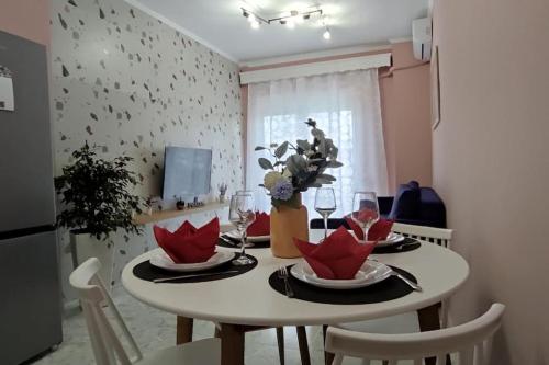 jadalnia ze stołem i krzesłami oraz kuchnia w obiekcie Panorama Sea Esta 2 bedroom with sea view w mieście Perea