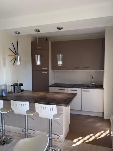 Кухня или мини-кухня в Appartement climatisé avec terrasse, vue jardin et piscine
