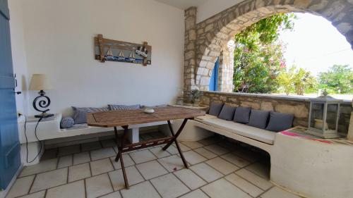 a room with a bench and a table and a window at Nikolas Villa in Ambelas