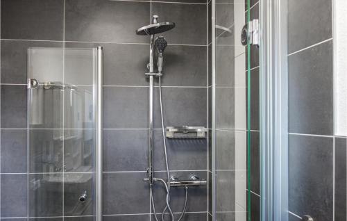 La salle de bains est pourvue d'une douche avec une porte en verre. dans l'établissement Amazing Apartment In Otterndorf With Wifi, à Otterndorf