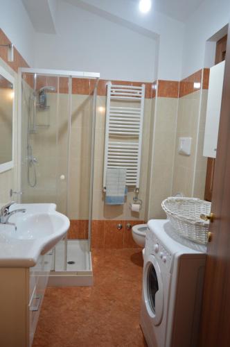 y baño con lavadora y lavamanos. en Residence Epizephyri, en Locri