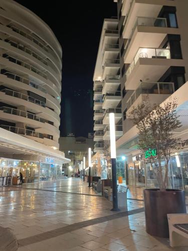una calle de la ciudad por la noche con edificios altos en The Center of the Negev - Neer Soroka Hospital & BGU, en Beer Sheva