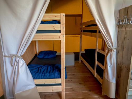een stapelbed met 2 stapelbedden in een kamer bij Safaritent Alkenhaer Appelscha in Appelscha