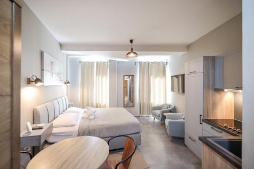 Habitación con cama, mesa y sillas. en Elegance Studio Apartments, en Zadar