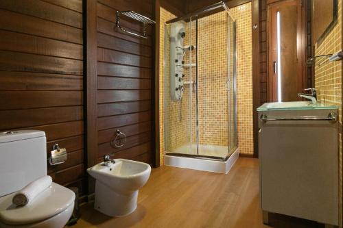 un bagno con wc, doccia e lavandino di Unique Wooden Cottage a Óbidos