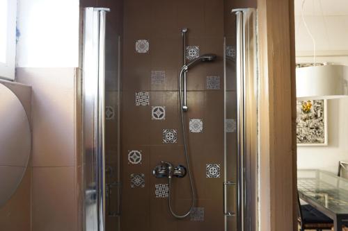 La salle de bains est pourvue d'une douche. dans l'établissement Dimora Capuleti, à Vérone