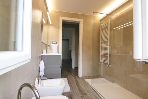 a bathroom with a sink and a shower at Il Profumo Dellegrazie in Le Grazie
