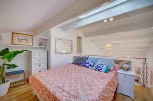 Très bel appartement Climatisé Terrasse et Vue Mer في باندول: غرفة نوم بسرير كبير مع وسائد زرقاء