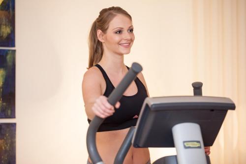 a woman on a treadmill with a microphone at Tinschert Hotel-Restaurant-Partyservice in Schwertberg