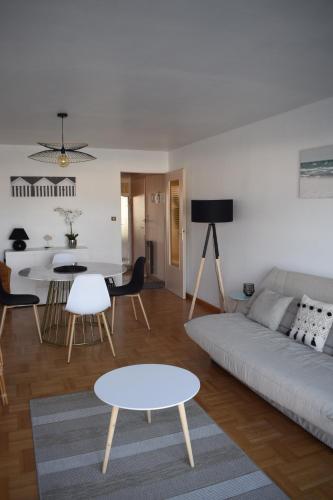 un salon avec un canapé et une table dans l'établissement Côte et Vie - appartement et garage, à Saint-Gilles-Croix-de-Vie