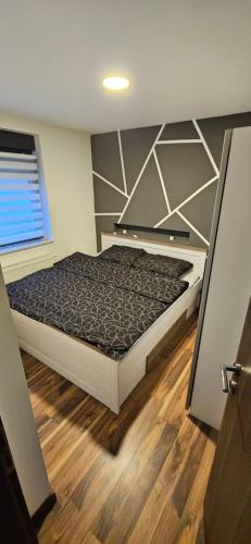 En eller flere senge i et værelse på Apartmani KA Sveti Martin