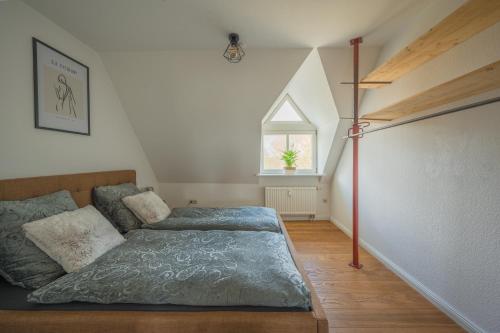1 dormitorio con cama y ventana en Lotsenstation am Nord Ostsee Kanal en Schülp