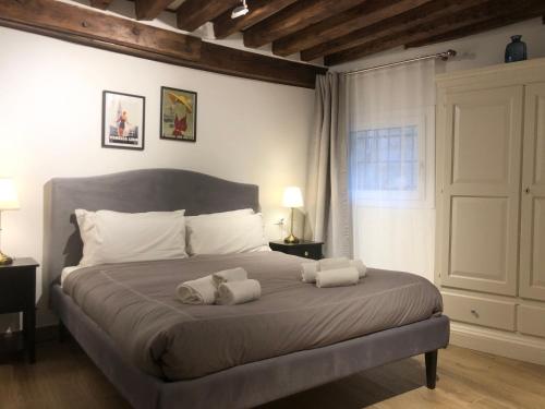 1 dormitorio con 1 cama grande y toallas. en Mascherone Apartment, en Venecia