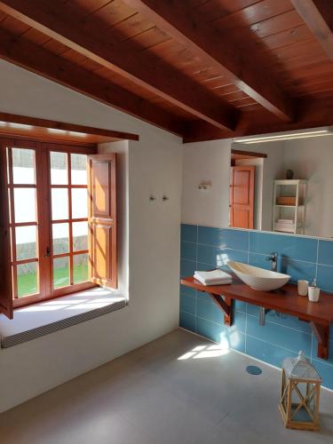 baño con lavabo y ventana en Casita Los Celajes, en La Guancha