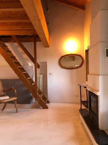une chambre avec un escalier, une table et une chaise dans l'établissement Casa Luci, vista mare, à Vezzi Portio