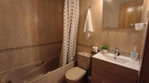 La salle de bains est pourvue de toilettes, d'un lavabo et d'une baignoire. dans l'établissement Apartamentos La Casa de Bebita, à Fuengirola