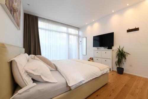 TV a/nebo společenská místnost v ubytování Lake Modern Suites - Free Parking