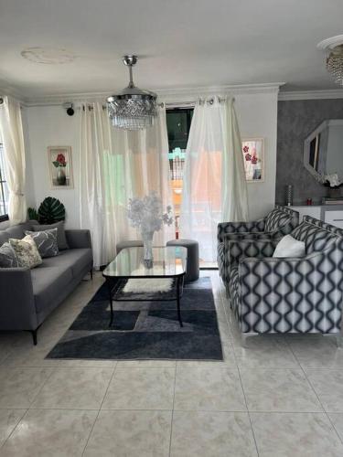 ein Wohnzimmer mit Sofa und Tisch in der Unterkunft Malecon View, Zona Colonial in Santo Domingo