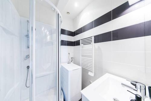 une salle de bain avec une douche, des toilettes et un lavabo dans l'établissement Appartement lumineux 2 chambres Coeur de Tours, à Tours