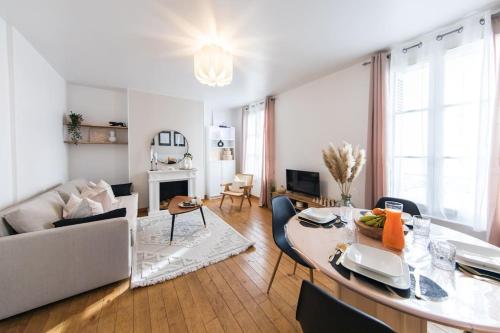un salon avec une table et un canapé dans l'établissement Appartement lumineux 2 chambres Coeur de Tours, à Tours