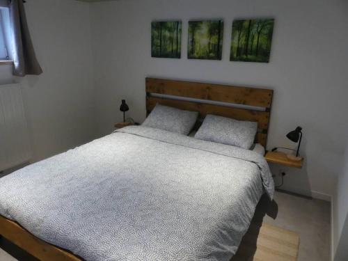 - une chambre avec un grand lit et 2 oreillers dans l'établissement La tanière des oursons, à Aywaille