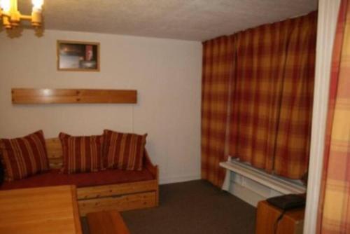 een hotelkamer met een bed en een raam bij Appartement 45m2 - 7 personnes - exposition sud in Val Thorens