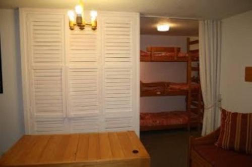 een woonkamer met een witte deur en een tafel bij Appartement 45m2 - 7 personnes - exposition sud in Val Thorens