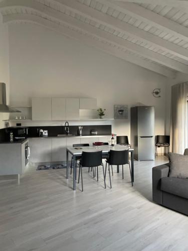 Una cocina y una sala de estar con mesa y sillas. en La Casa nel Bosco, en Siena