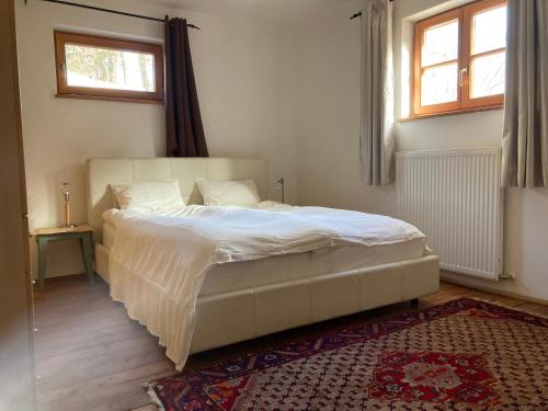 Schlafzimmer mit einem Bett mit weißer Bettwäsche und einem Fenster in der Unterkunft Haus Renate 