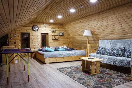 - une chambre avec un lit, un canapé et une table dans l'établissement Zemene, à Bauska