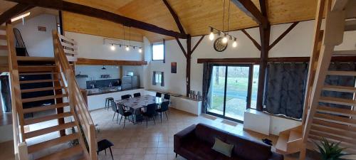 Il comprend un salon et une cuisine avec une salle à manger et une table. dans l'établissement La Grange, à Vézac