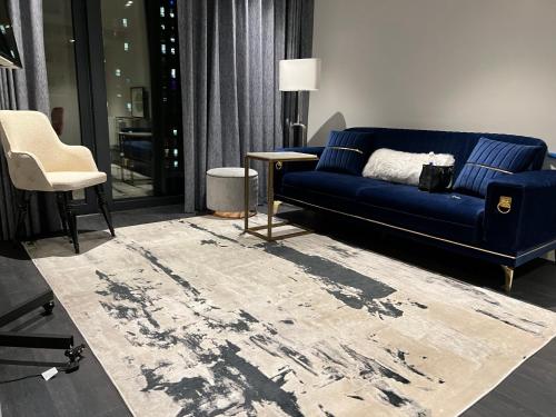 倫敦的住宿－Staycity One Bedroom Luxury Apartment，客厅配有蓝色的沙发和地毯。