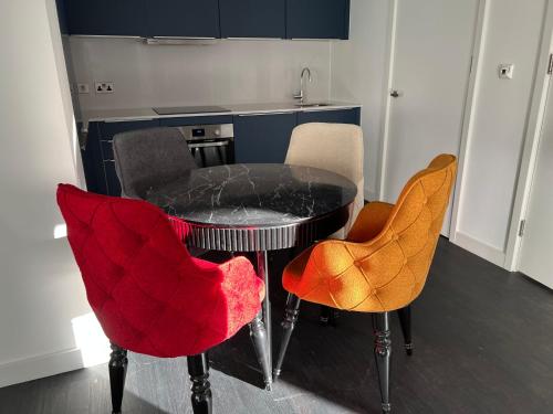 a kitchen with a table and four chairs at Staycity One Bedroom Luxury Apartment in London