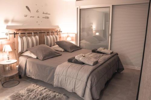 Postel nebo postele na pokoji v ubytování Gîte Cocooning avec balnéo et piscine privatives