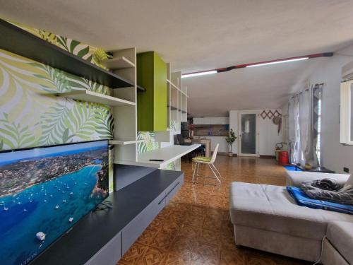 een woonkamer met een groot aquarium aan de muur bij openspace 96 in Nuxis