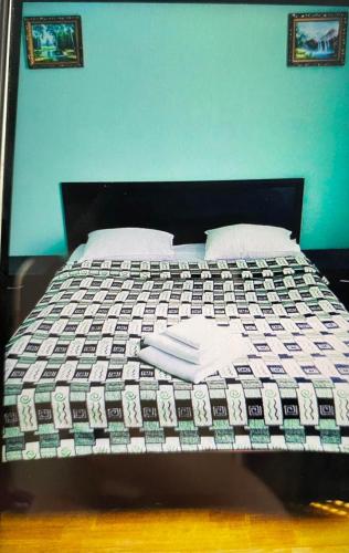 uma cama com toalhas num quarto em Готель Корнет em Uman