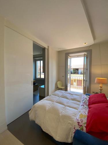 1 dormitorio con cama grande y ventana grande en Attico Cavour Prati, vicino Piazza Navona, Castel Sant'Angelo e San Pietro en Roma