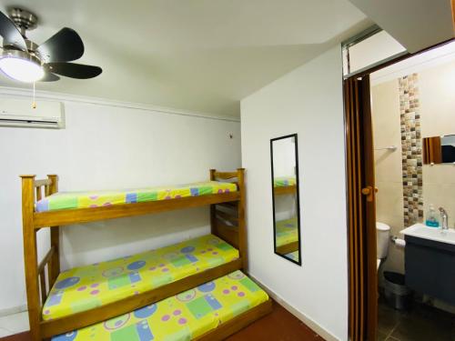 Katil atau katil-katil dalam bilik di Casa Feliz Hostal