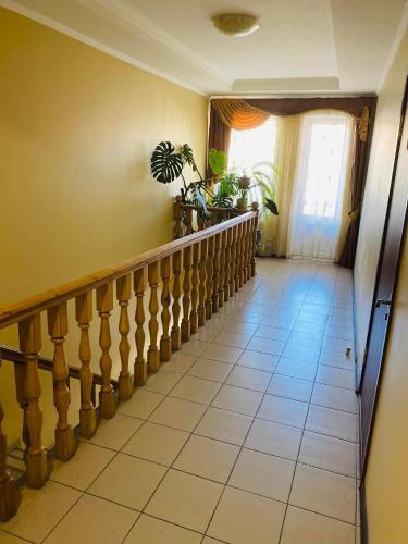 um corredor com uma escada e uma janela em Готель Корнет em Uman