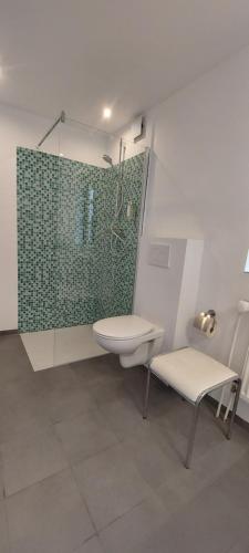 La salle de bains est pourvue d'une douche, de toilettes et d'un lavabo. dans l'établissement "Haus auf dem Berg", à Westensee