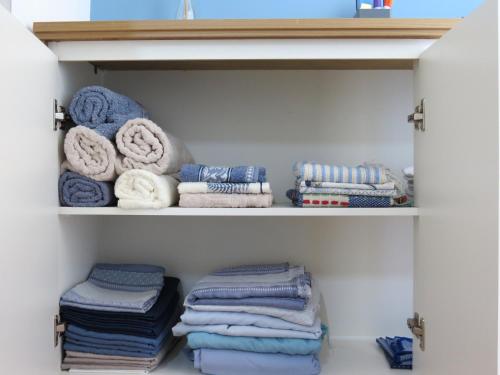 a shelf filled with towels and towels at ESPAÇO AZUL Original in Curitiba