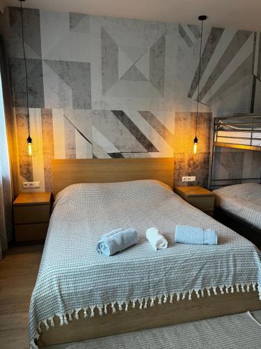 una camera da letto con un letto e due asciugamani di Studio Thermi 1 a Varna